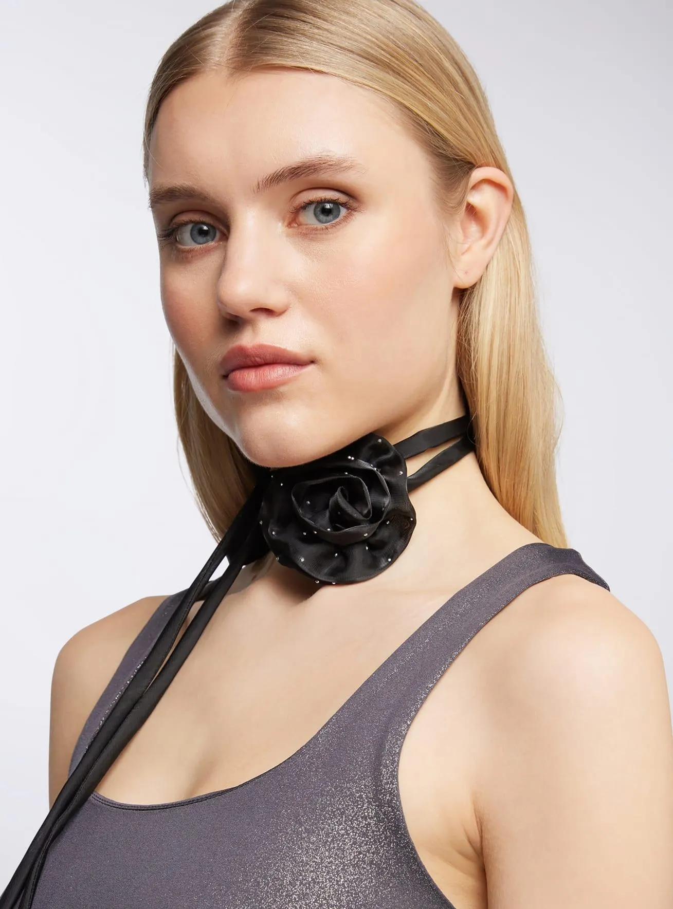 Collana chocker con fiore e strass Nero