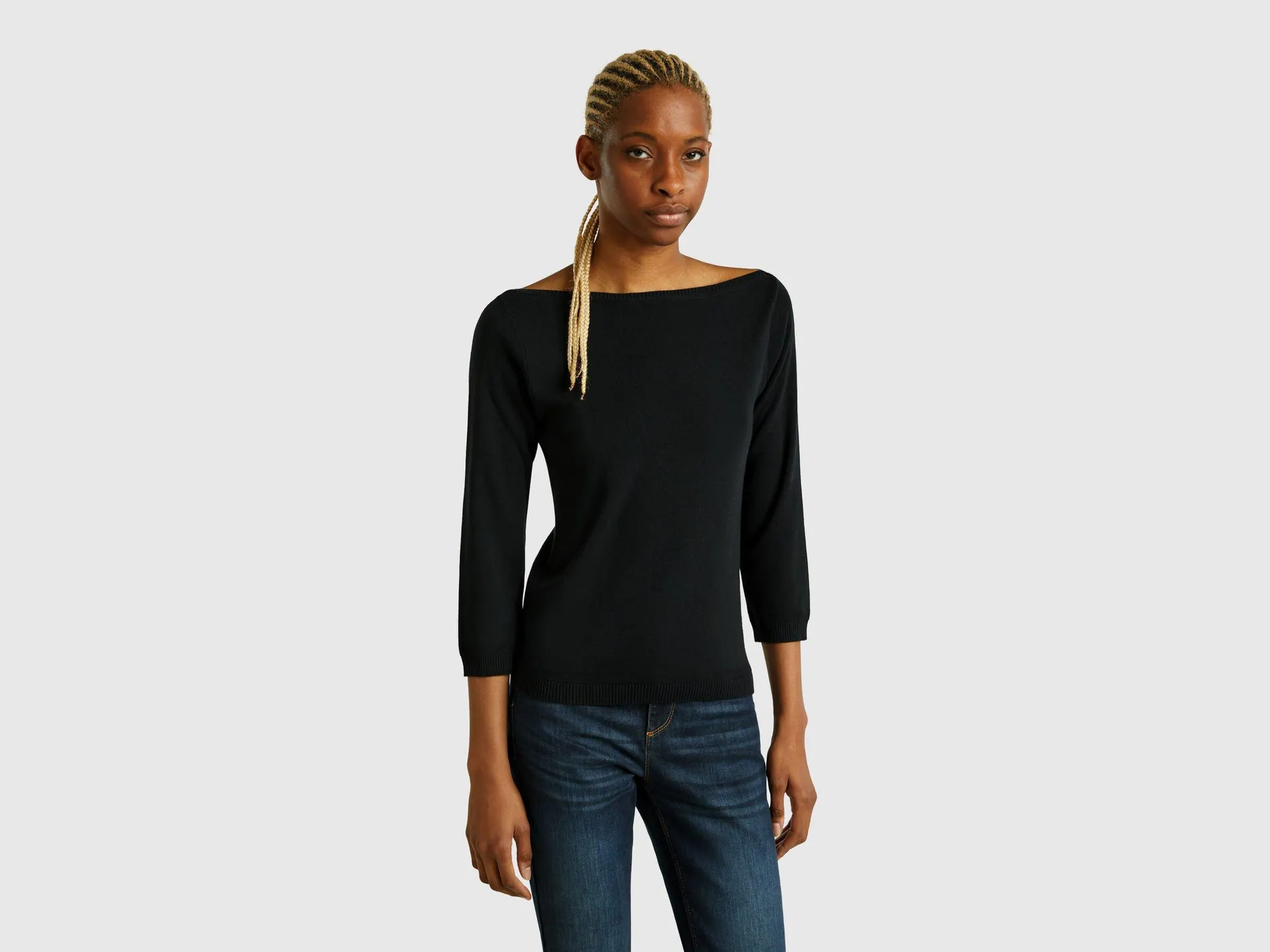 Maglia nera con scollo a barchetta