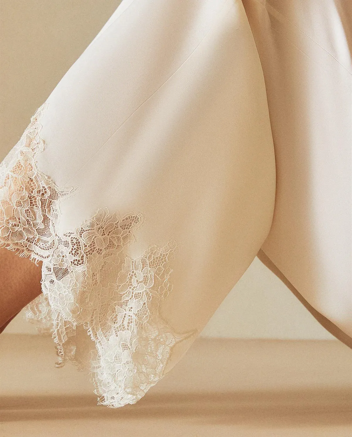 PANTALONI IN SATIN CON BLONDA