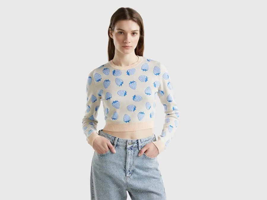 Maglia cropped rosa carne con pattern fragole