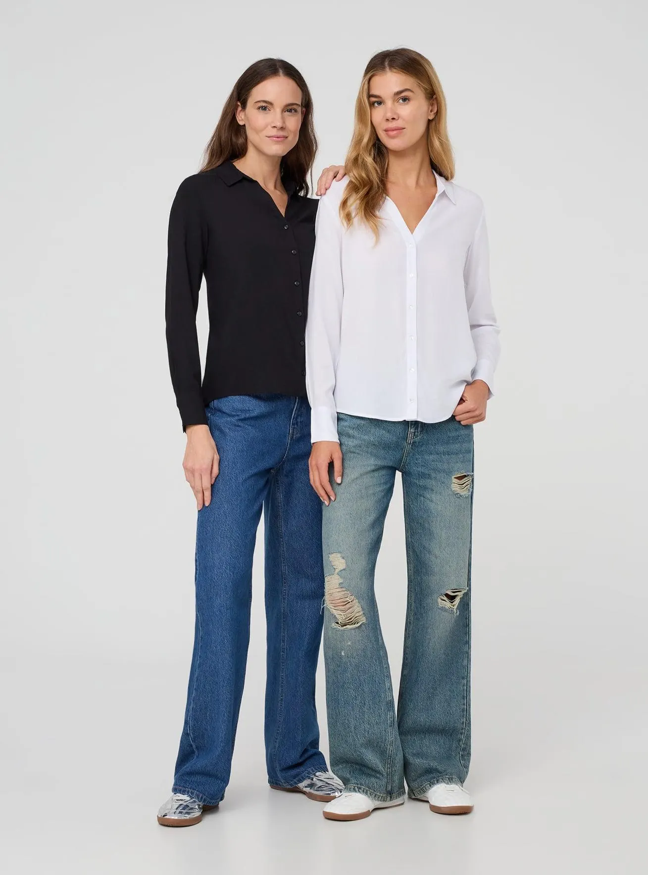 Pack 2 camicie ampie a v tinta unita 1x Nero, 1x Bianco