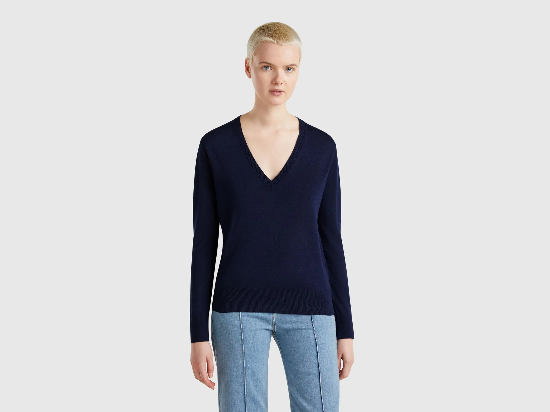 Maglia con scollo a V in misto seta