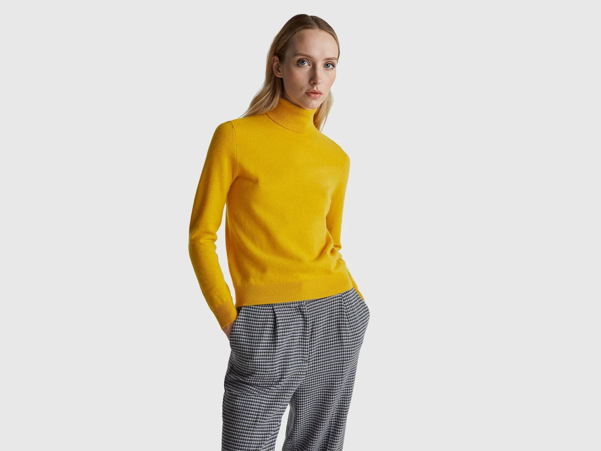 Maglione dolcevita giallo ocra in pura lana Merino