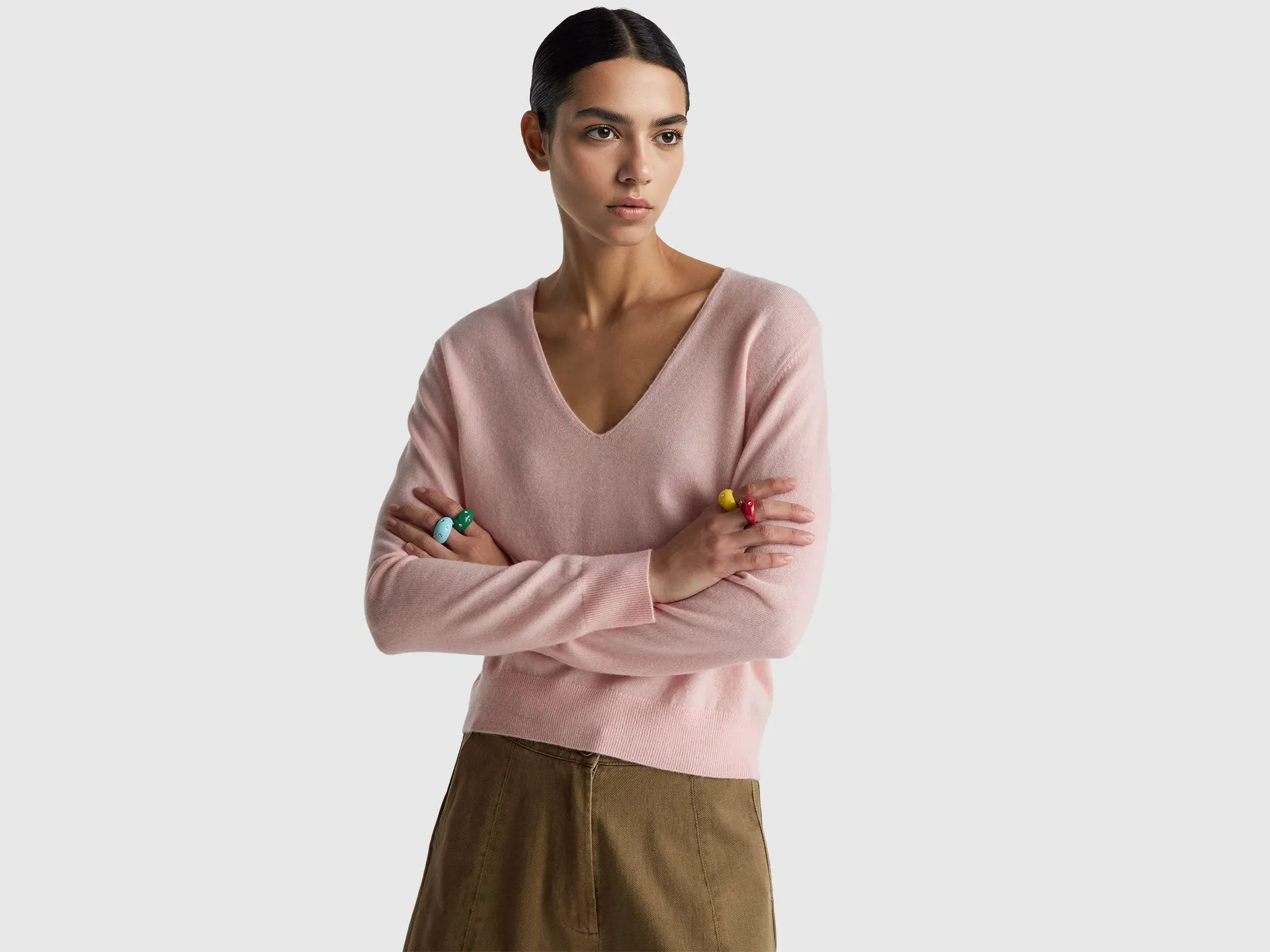Maglione rosa cipria con scollo a V in pura lana Merino