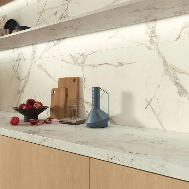 Piastrella da pavimento interno 60 x 119.8 cm Sp. 7.4 mm rettificato Iberis Crystal in gres porcellanato smaltato opaco bianco marmorizzato traffico intenso (pei 4/5) R9 1.44 mq