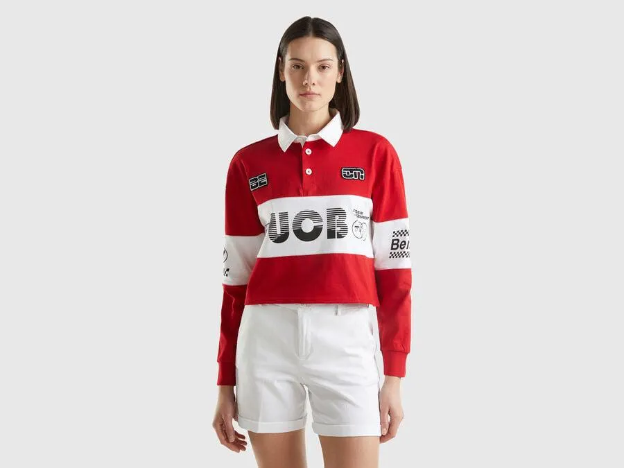 Polo rossa cropped con patch e stampe