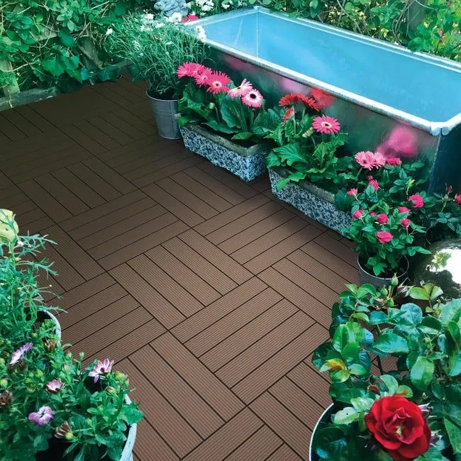 Piastrella a incastro in composito in bambù e plastica (bpc) Superior marrone L 60 x L 60 cm x Sp. 25 mm, 2 pezzi