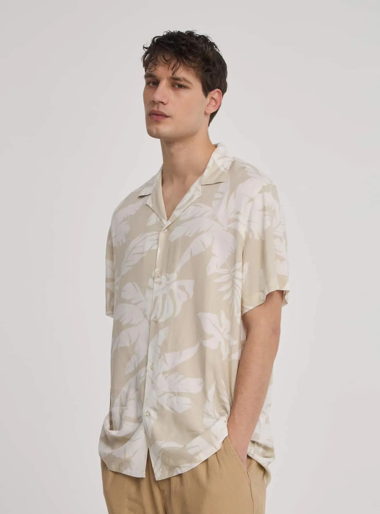 Camicia fantasia palme Var crema