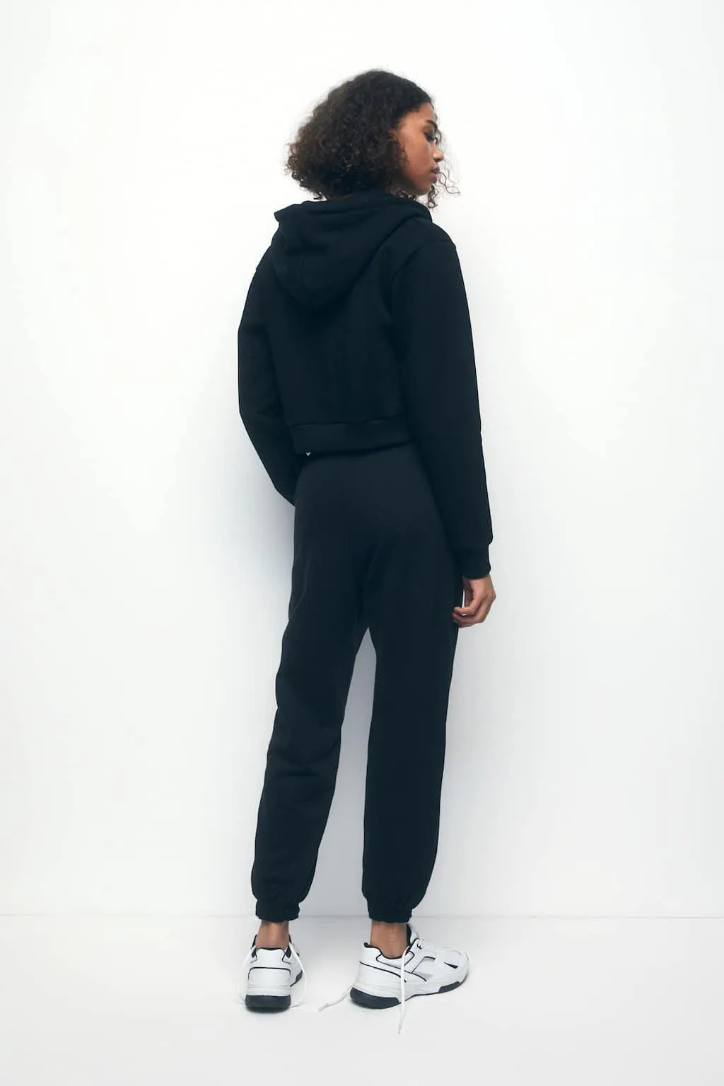 PANTALONI JOGGER BASIC CON ELASTICI