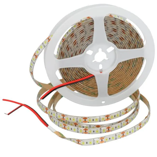 Striscia LED 12V bianco freddo 6000K 600LED bobina 5 metri IP65 esterno SMD2835 base adesiva di alta qualità 3M. Tagliare ogni 25 millimetri.
