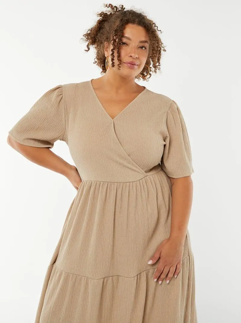 Vestito lungo goffrato a maniche corte con scollo incrociato - Beige