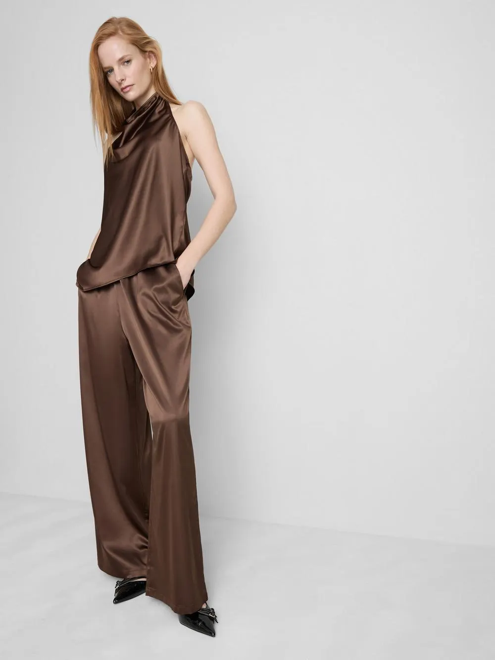 Top asimmetrico in raso con scollo all'americana