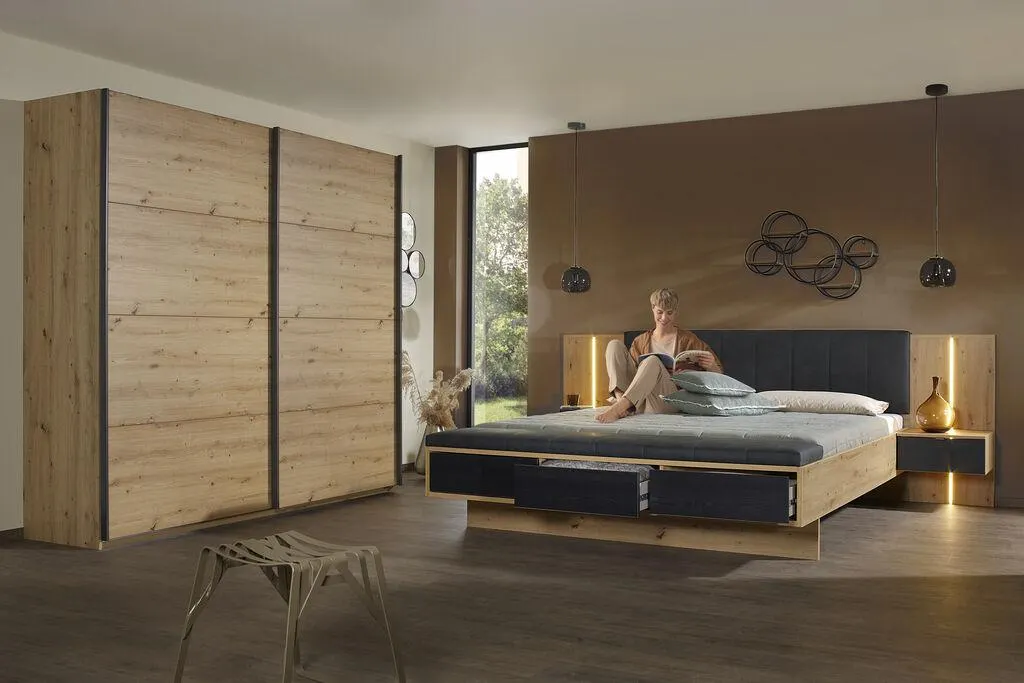 Letto con comodini sospesi