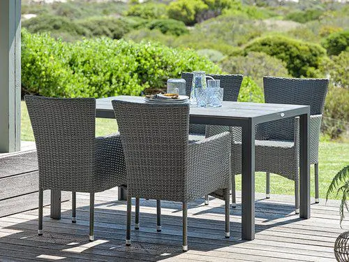 Tavolo PINDSTRUP L150 cm grigio + 4 Sedie AIDT impil. grigio