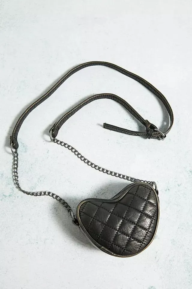 UO Borsa a tracolla a forma di cuore in ecopelle lavata