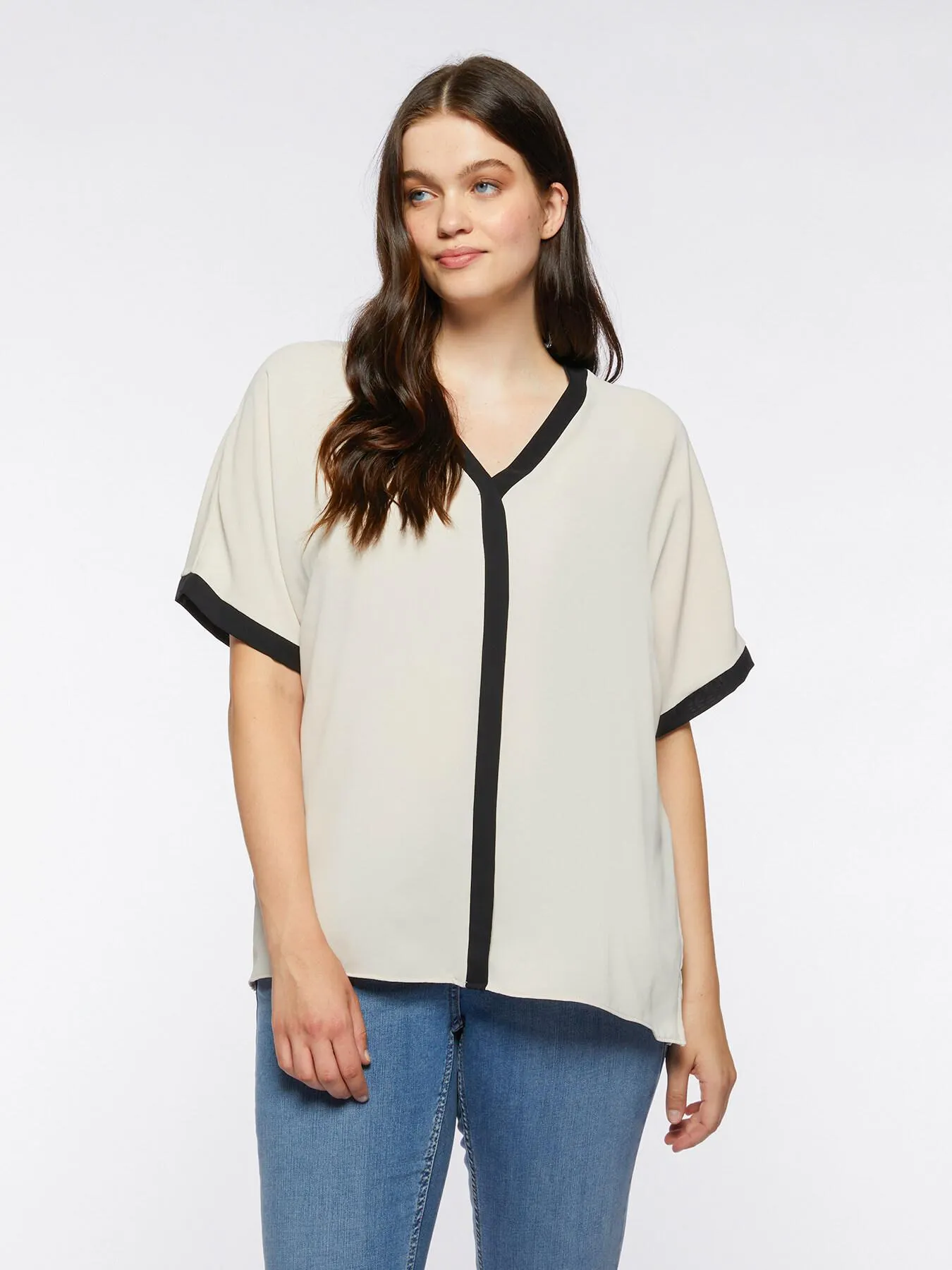 Blusa in georgette con bordi neri