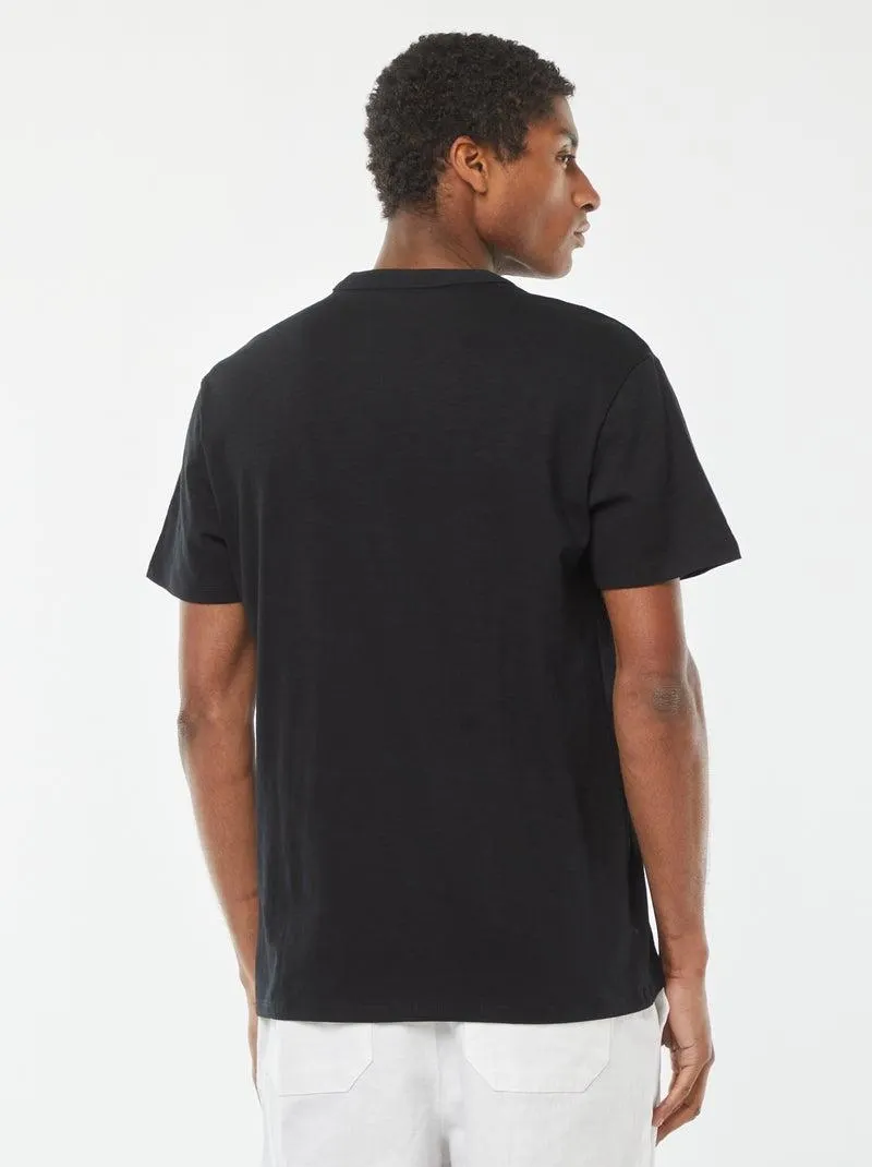 T-shirt a maniche corte con collo serafino - nero