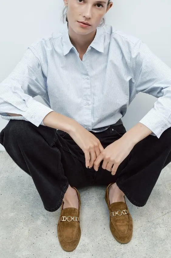 MOCASSINI IN PELLE SCAMOSCIATADETTAGLIO CATENA