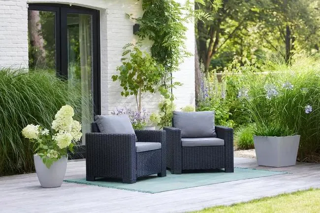 Poltrona da giardino con cuscino California KETER con braccioli in resina intrecciata, seduta in resina antracite L 68 x H 71.5 x P 68 cm, set da 2 pezzi