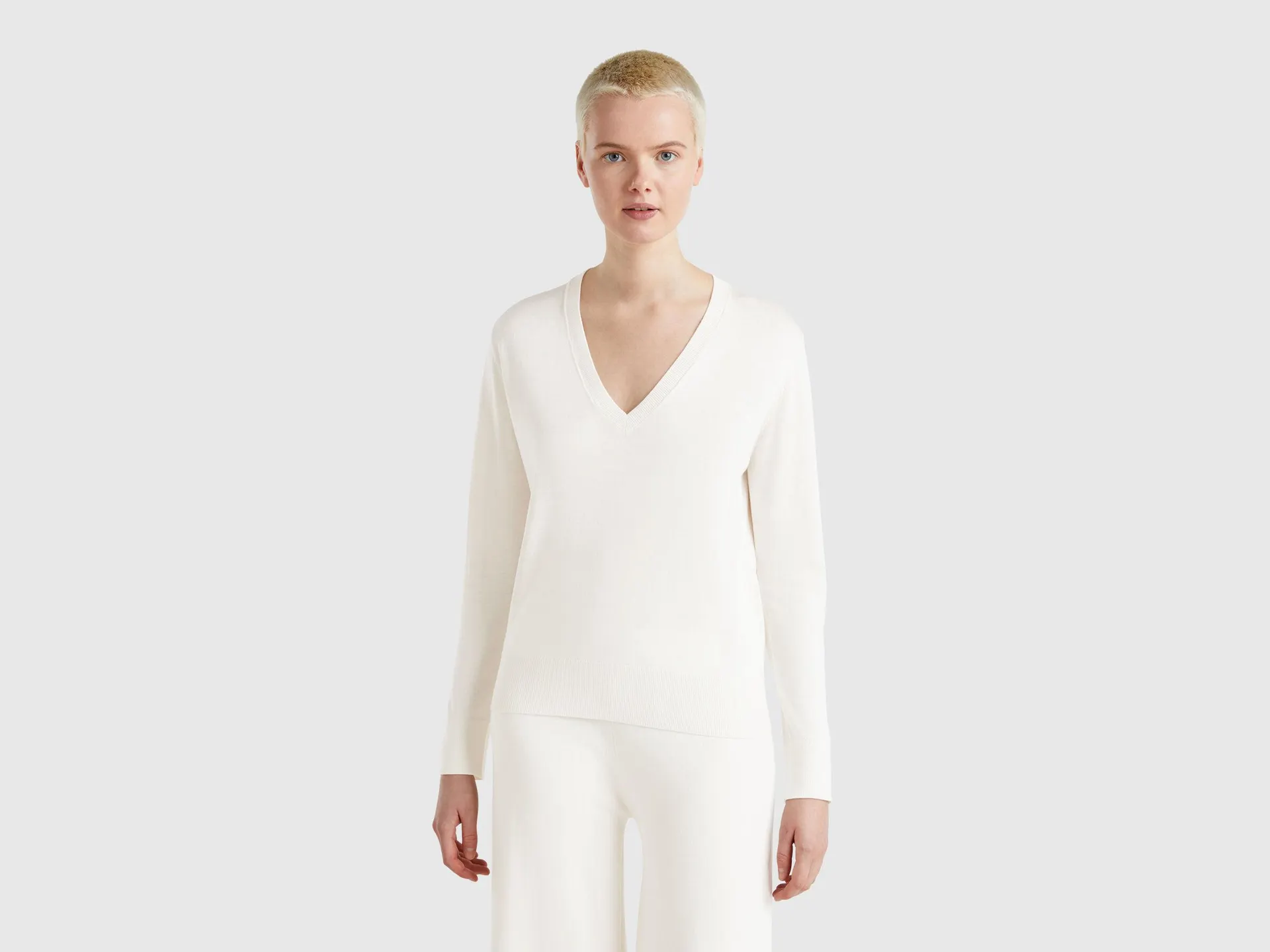 Maglia con scollo a V in misto seta