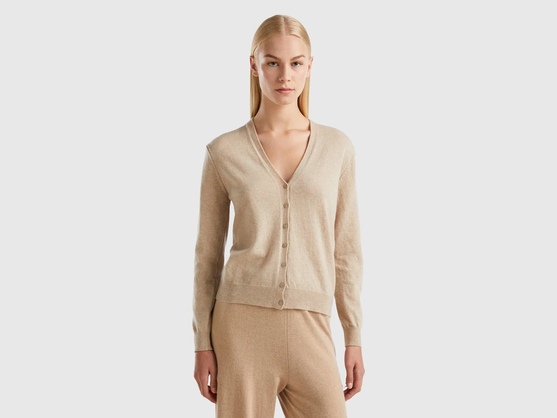 Cardigan scollo a V beige in pura lana Merino