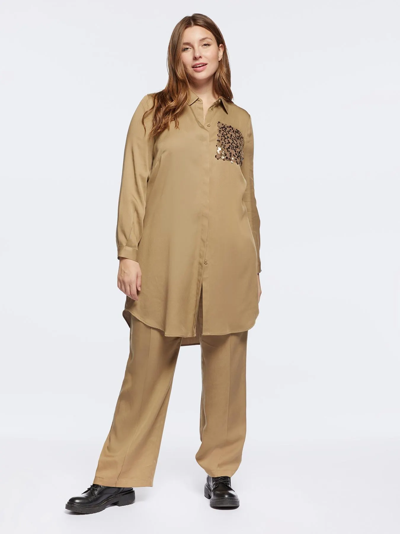 Camicia lunga con tasca ricamata