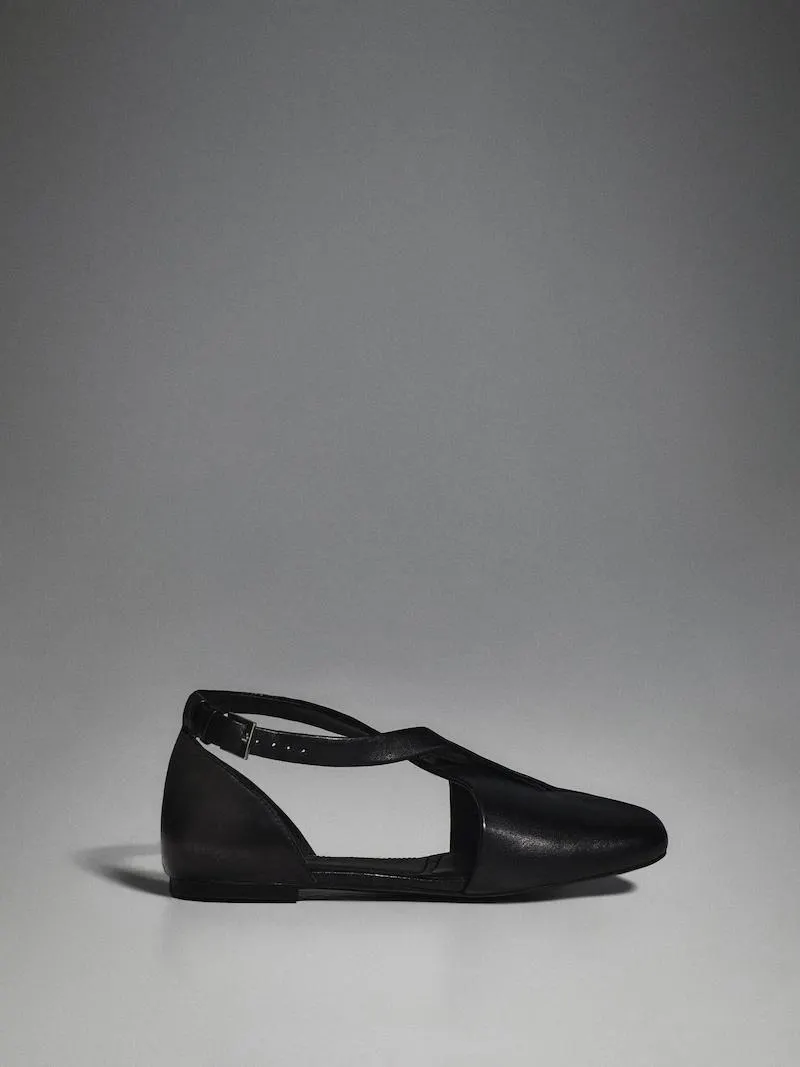 Zapato plano cruzado