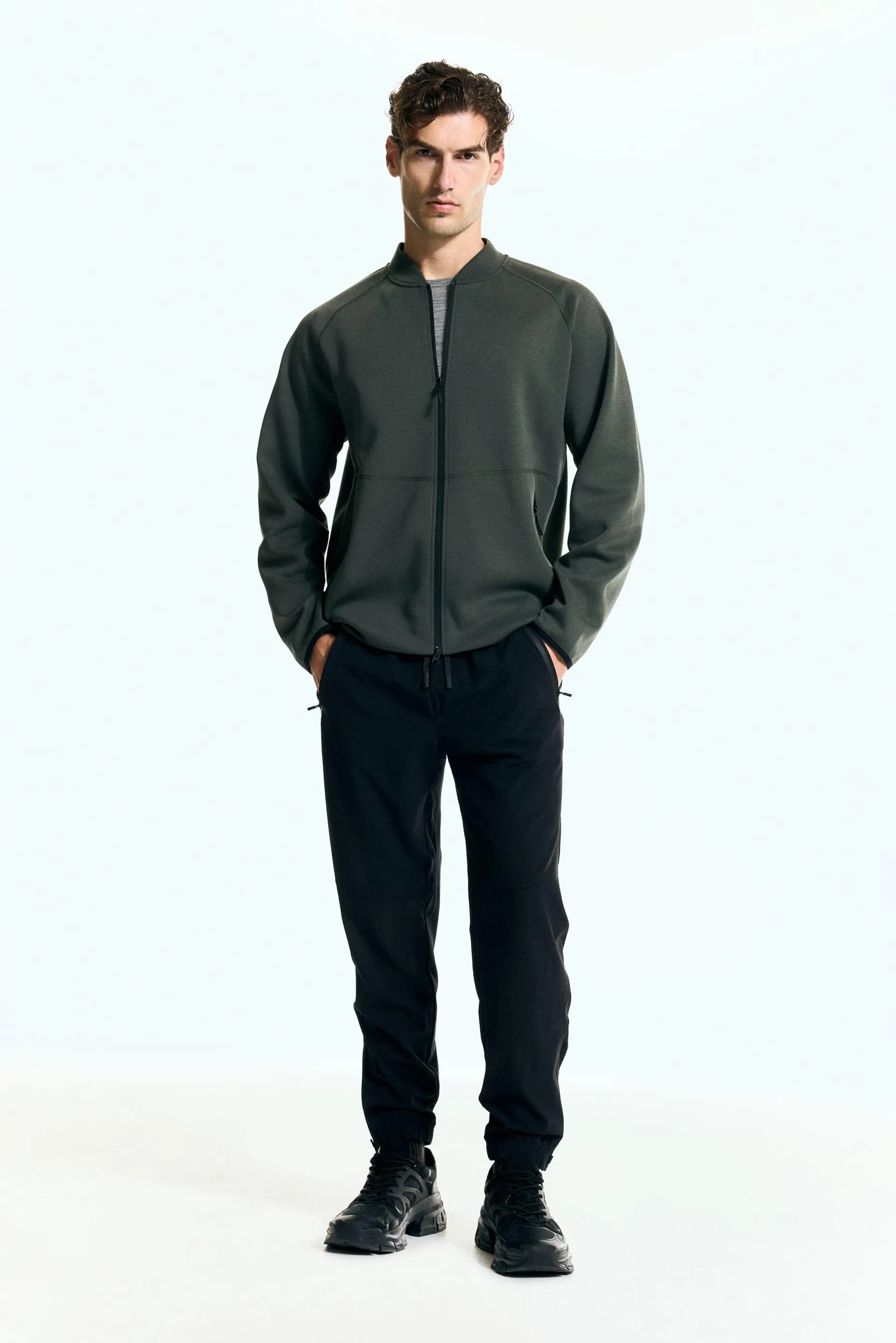Chamarra bomber deportiva con DryMove™