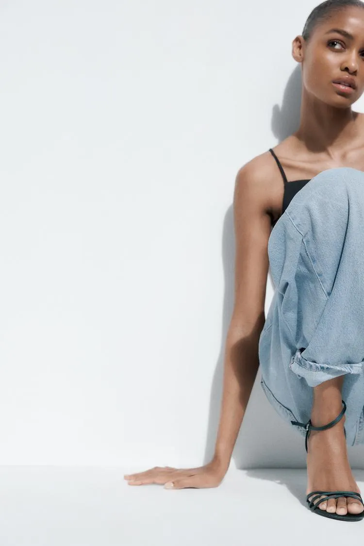 SANDALIA TACÓN TIRAS EFECTO SATINADO