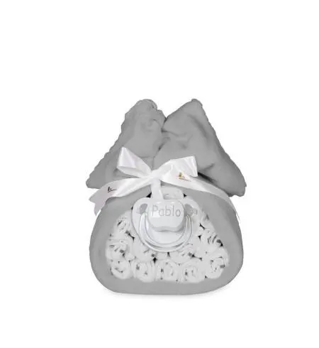 Pastel de pañales con mantita y chupón personalizado