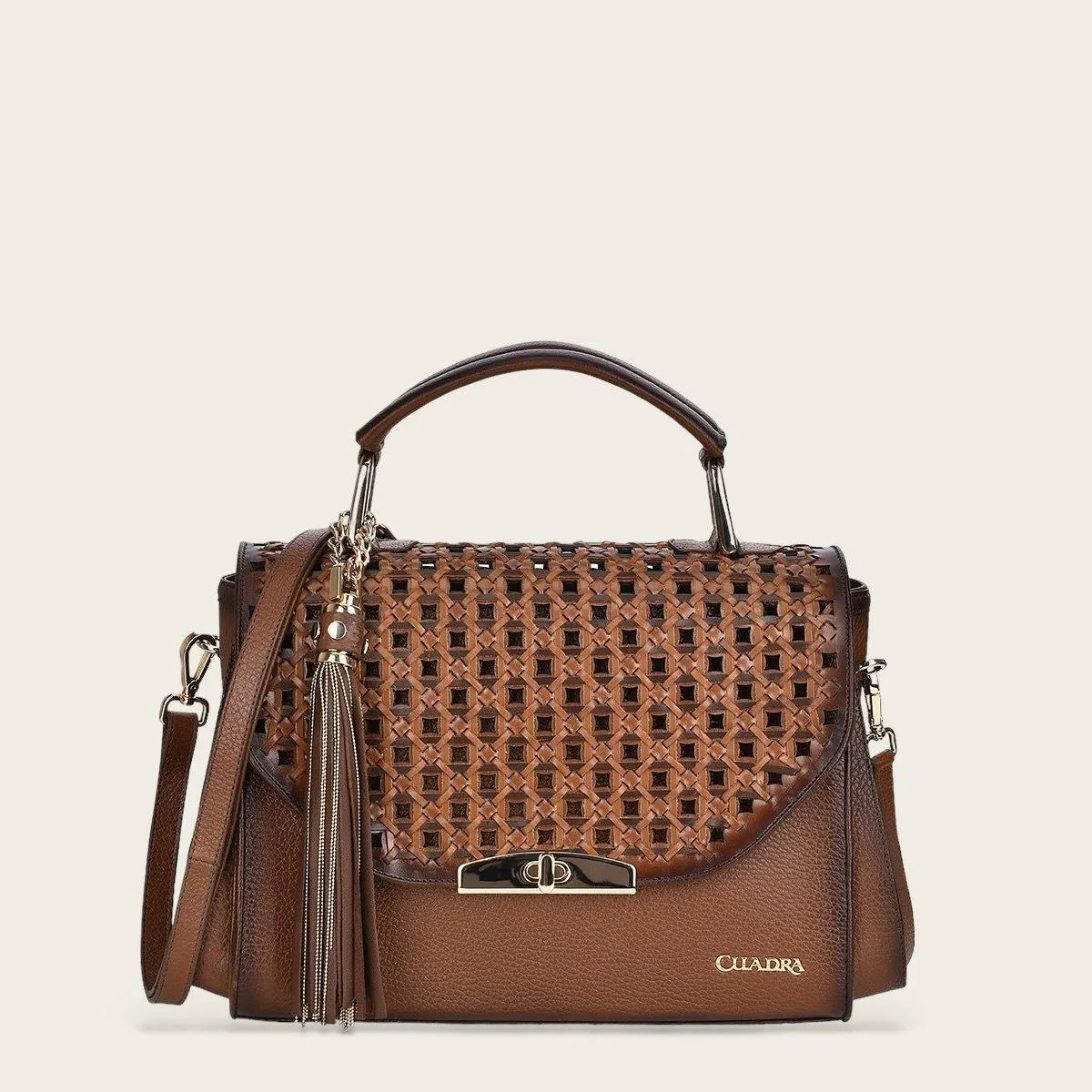 Bolso de mano con tejido.