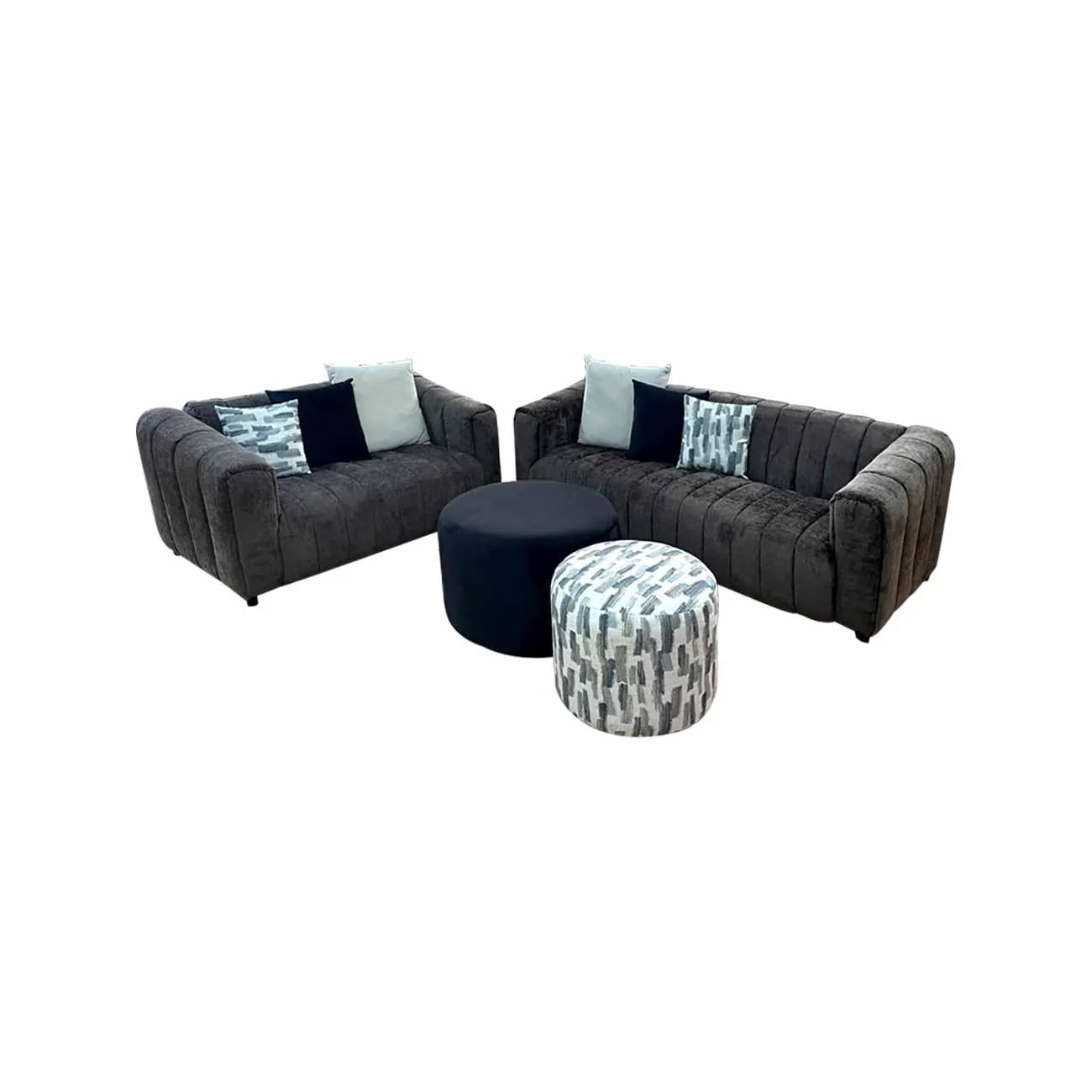 Sala 3.2 Victoria con dos taburetes en color camel con cojines