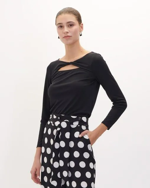 Blusa Negra De Punto Abertura Y Nudo En Escote