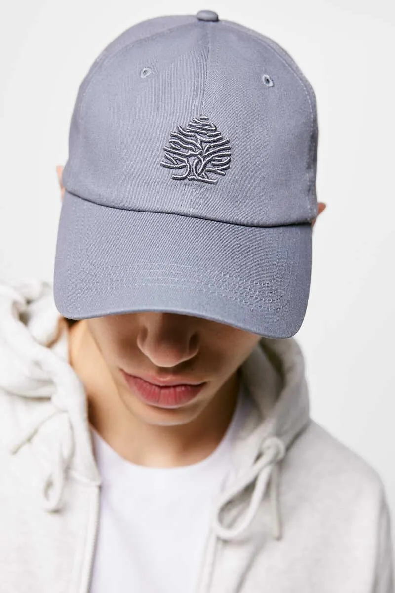 Gorra básica en relieve