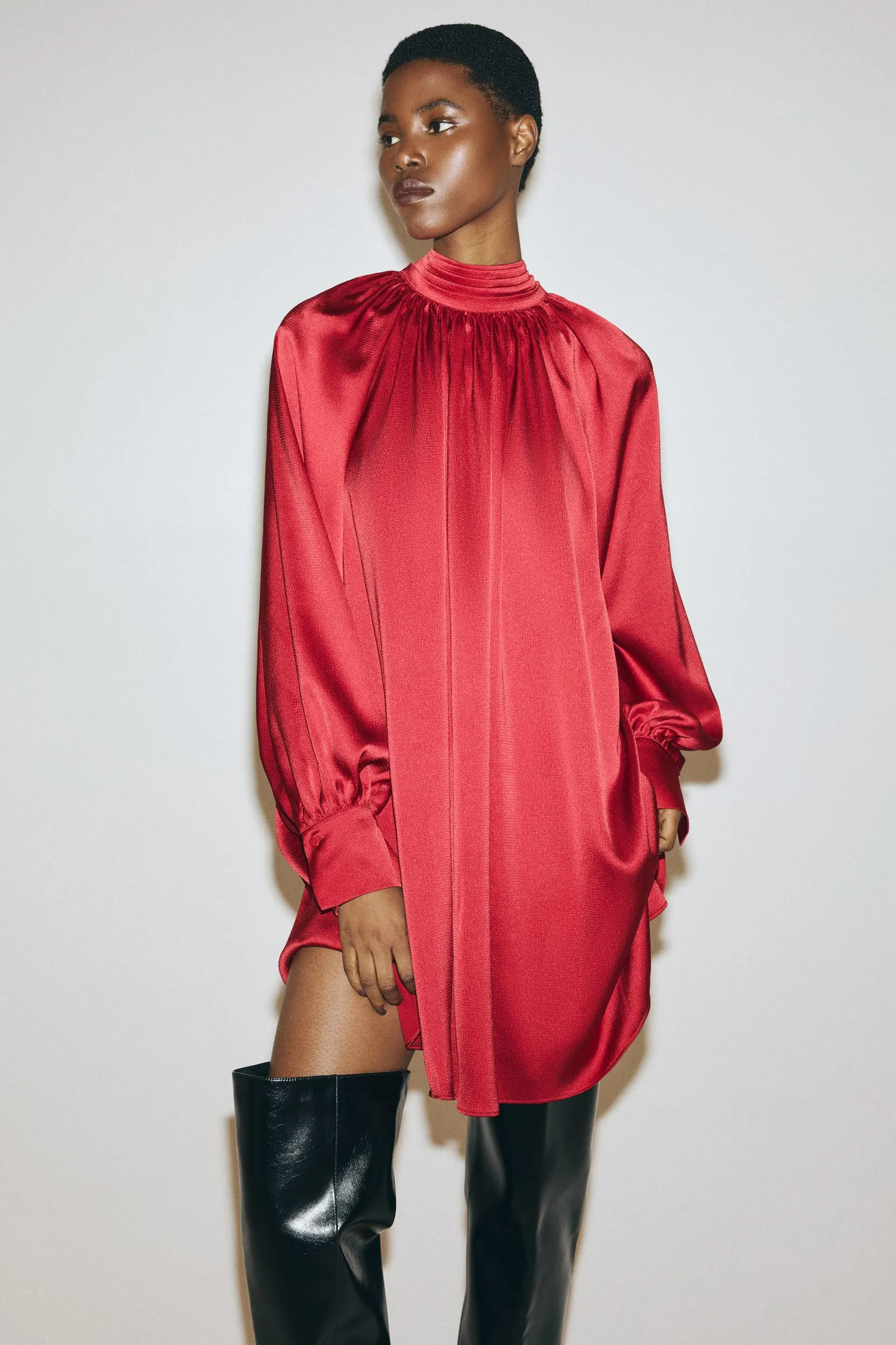 Vestido de satín con detalle de mascada