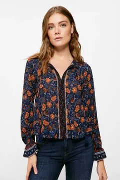 Blusa flores cenefas