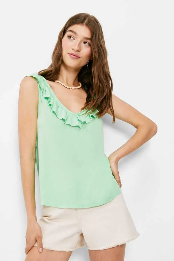 Playera Escote Volante