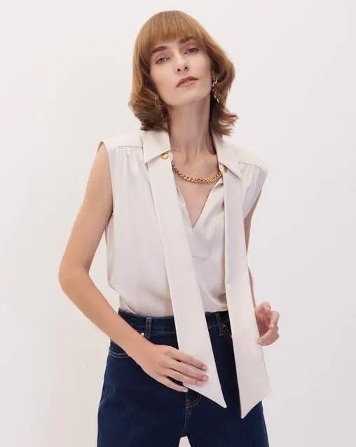 Blusa Beige De Satín Detalle Cadena Y Corbata