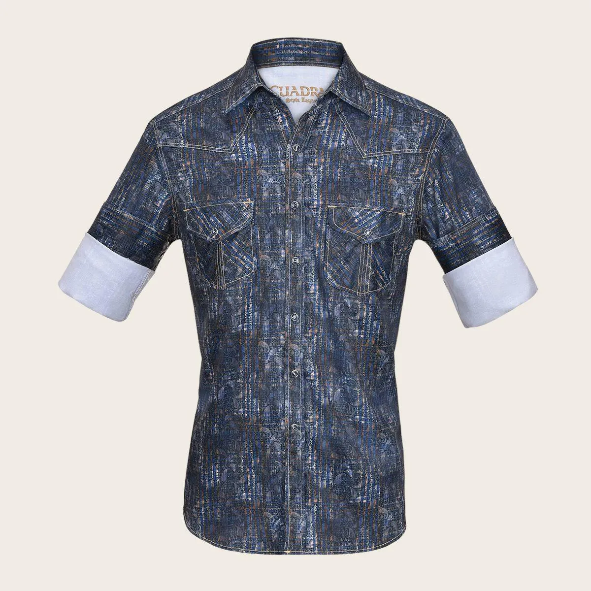 Camisa de mezclilla con estampado.