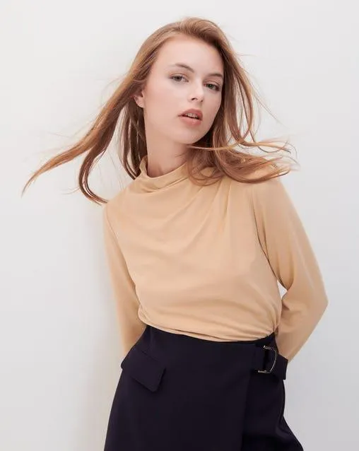 Blusa Beige De Punto Cuello Alto Drapeado