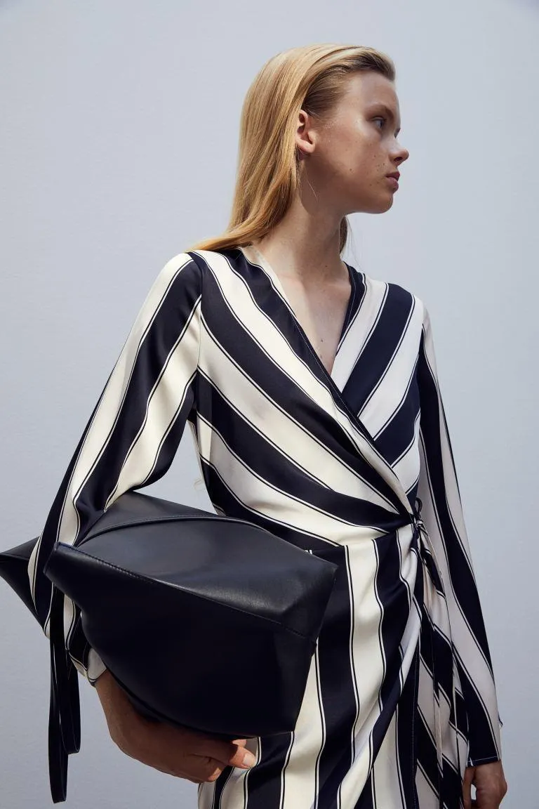 Vestido cruzado en satín