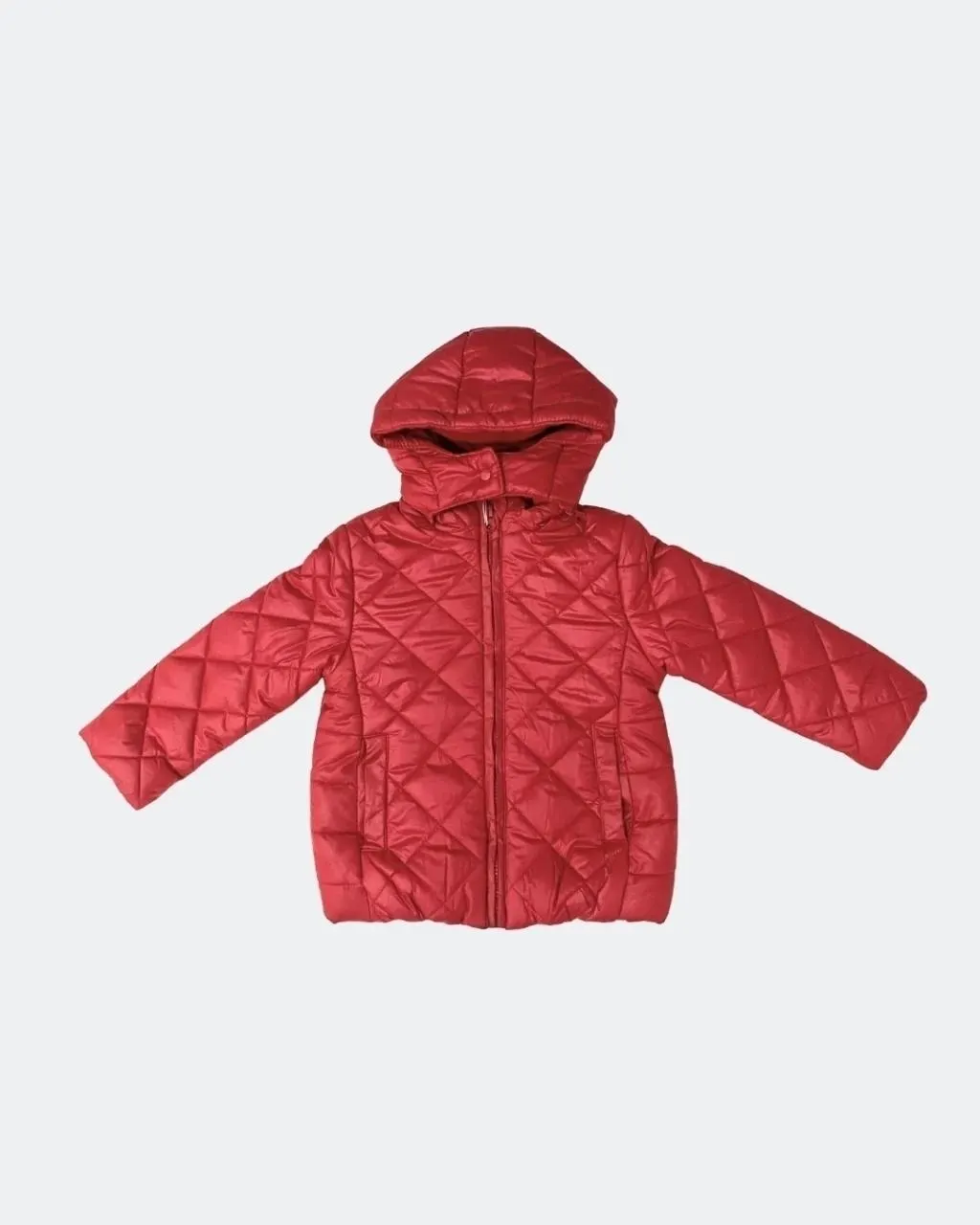 Puffer rojo con estilo geométrico