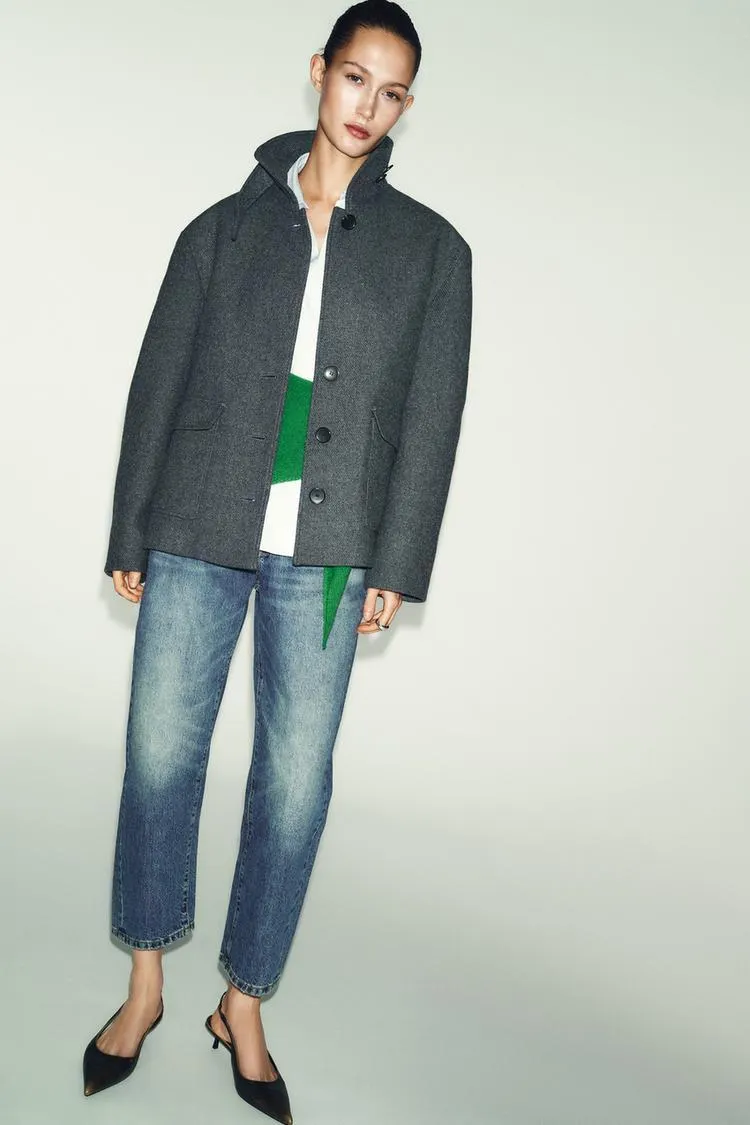 ABRIGO CORTO CON LANA CUELLO SUBIDO