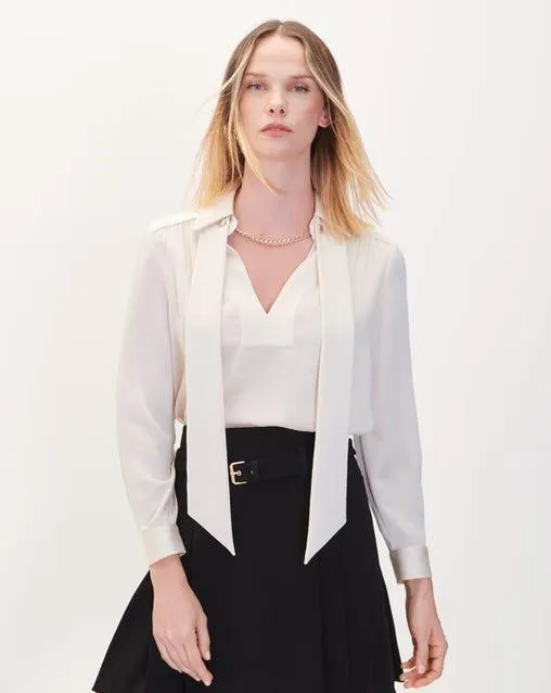 Blusa Crema De Satín Corrugado Detalle Cadena Y Corbata
