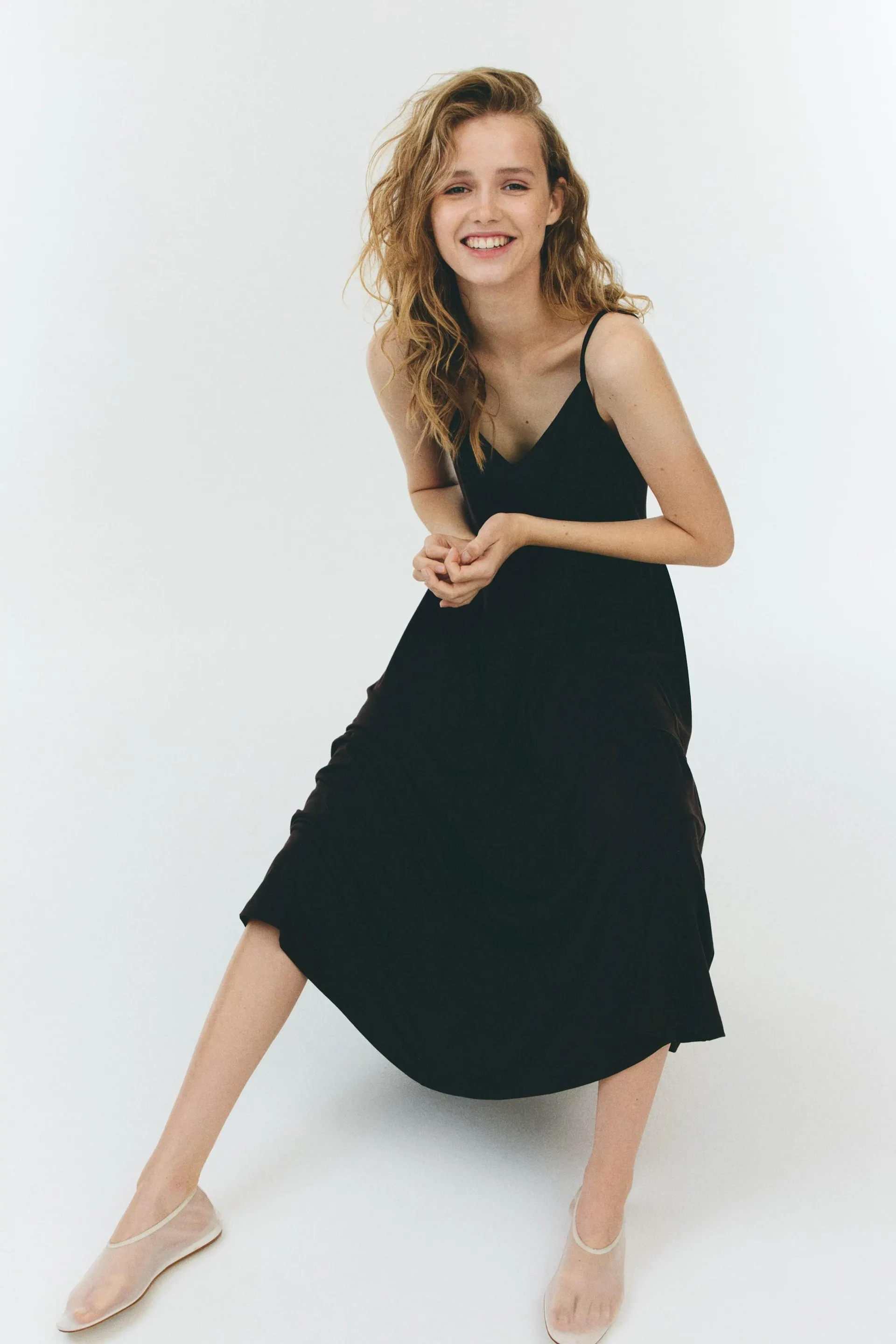 Vestido de tirantes con capas