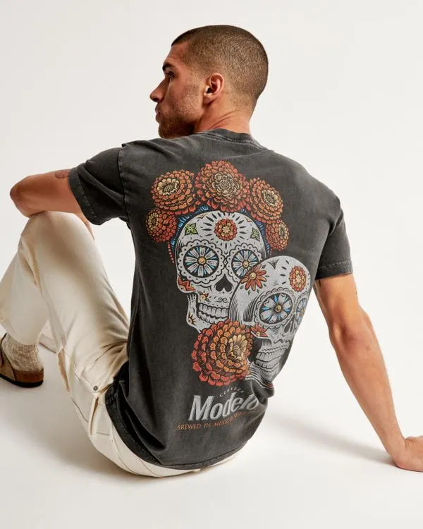 Modelo Graphic Tee