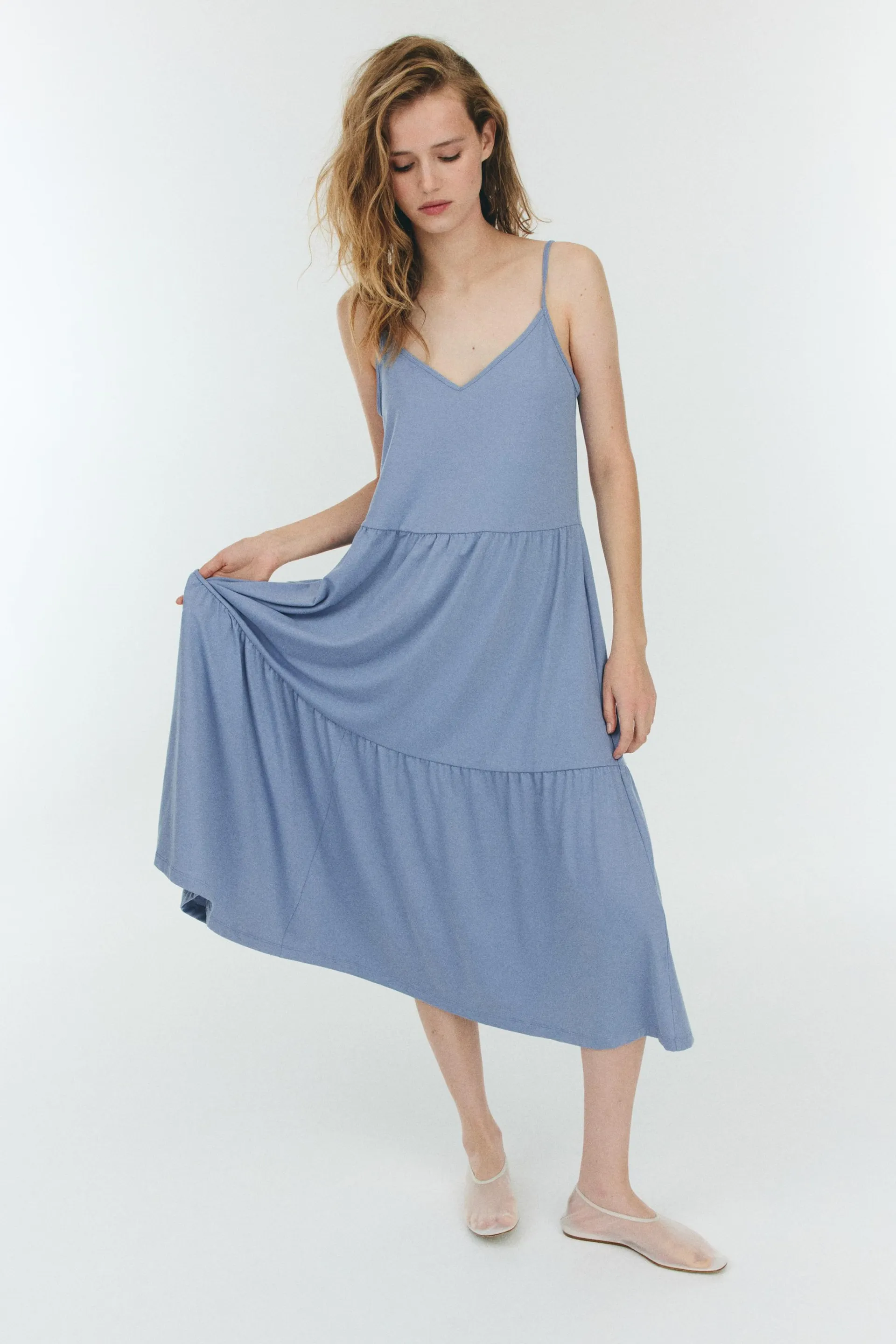 Vestido de tirantes con capas