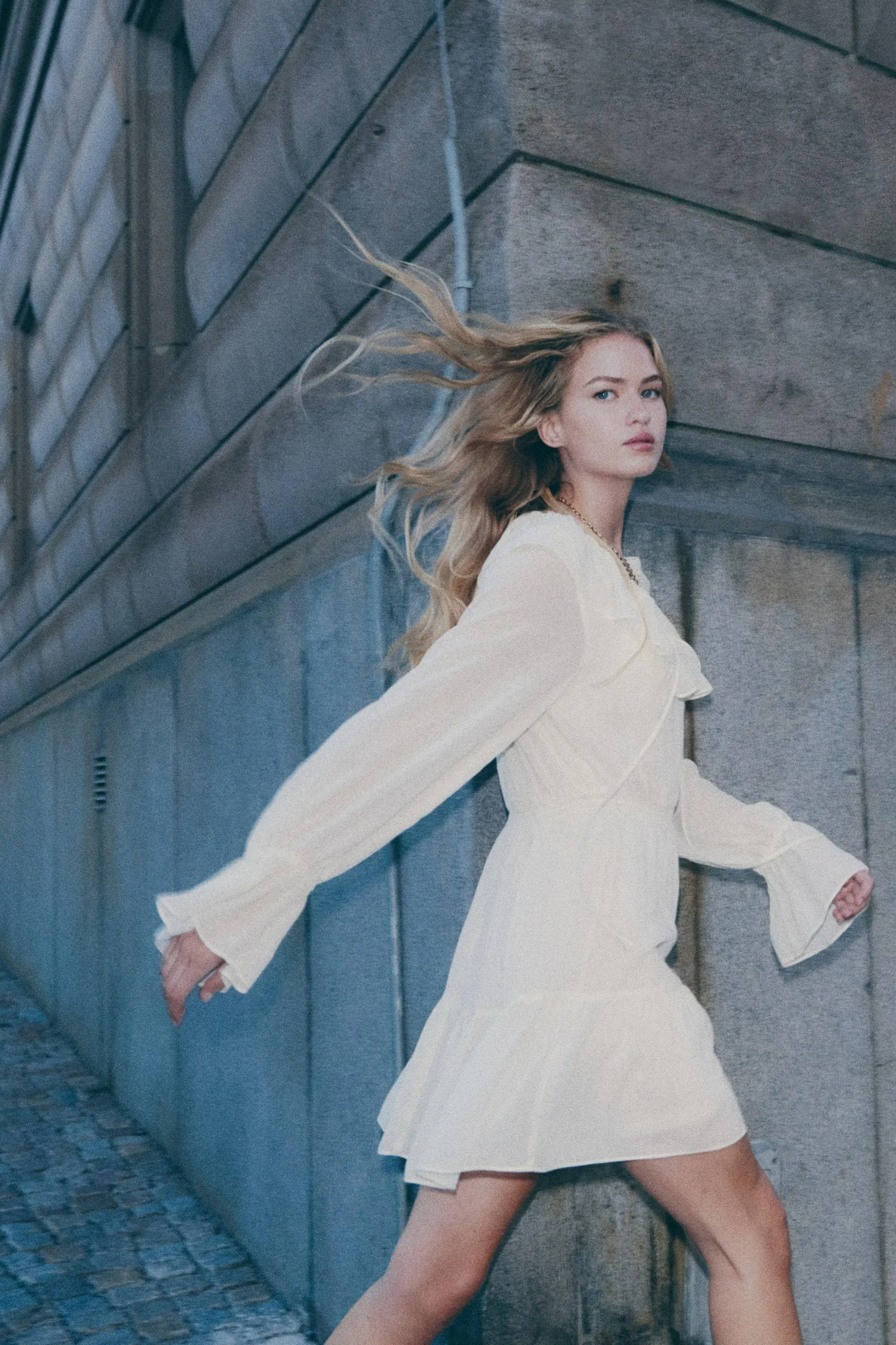 Vestido con cuello de olán