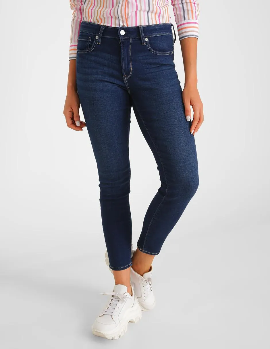 Jeans slim obscuro corte media cintura para mujer