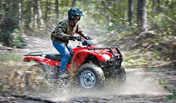 Honda TRX420FM | Cómodo asiento, Encendido eléctrico. Transmisión de 5 cambios más reversa. Motor de 4 tiempos, OHV, Tracción 2WD / 4WD.